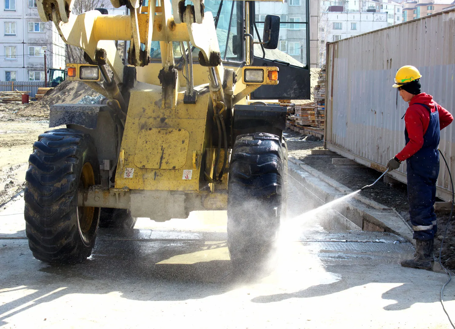 Процесс мойки колес грузовых машин на стройплощадке шаг за шагом