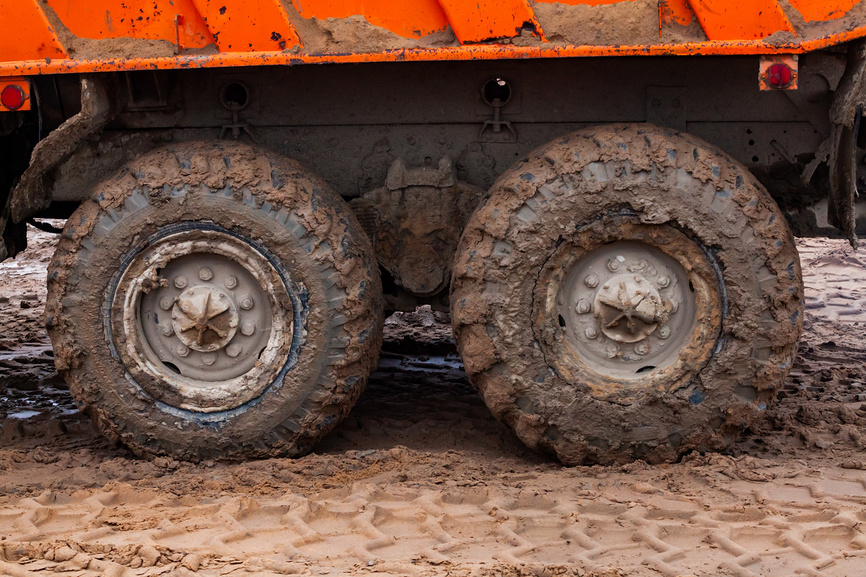 Зачем нужны мойки колес грузовых машин на стройплощадках?